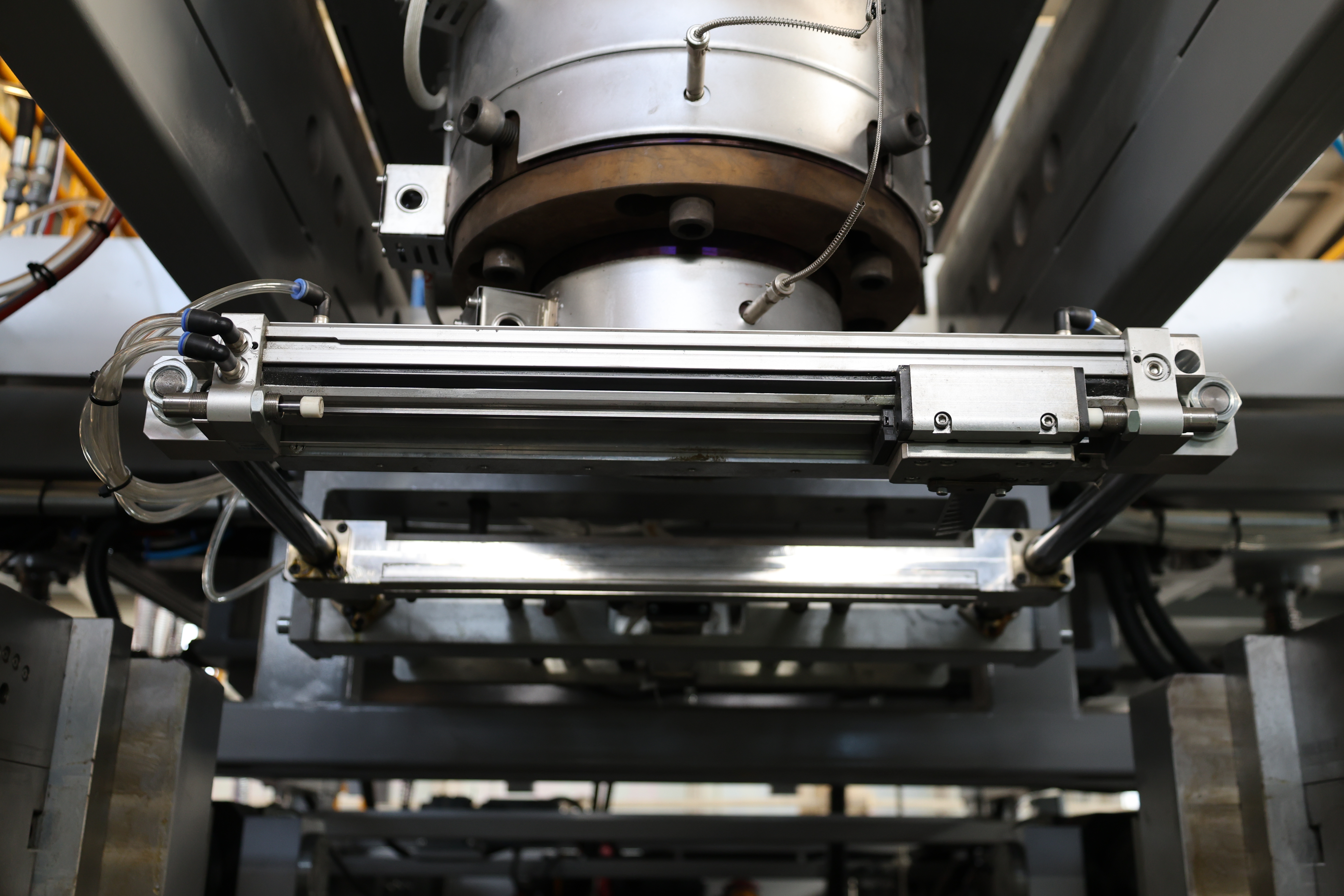 آلة التشكيل بالنفخ ذات المحطة المزدوجة سعة 30 لتر للتغليف الكيميائي 