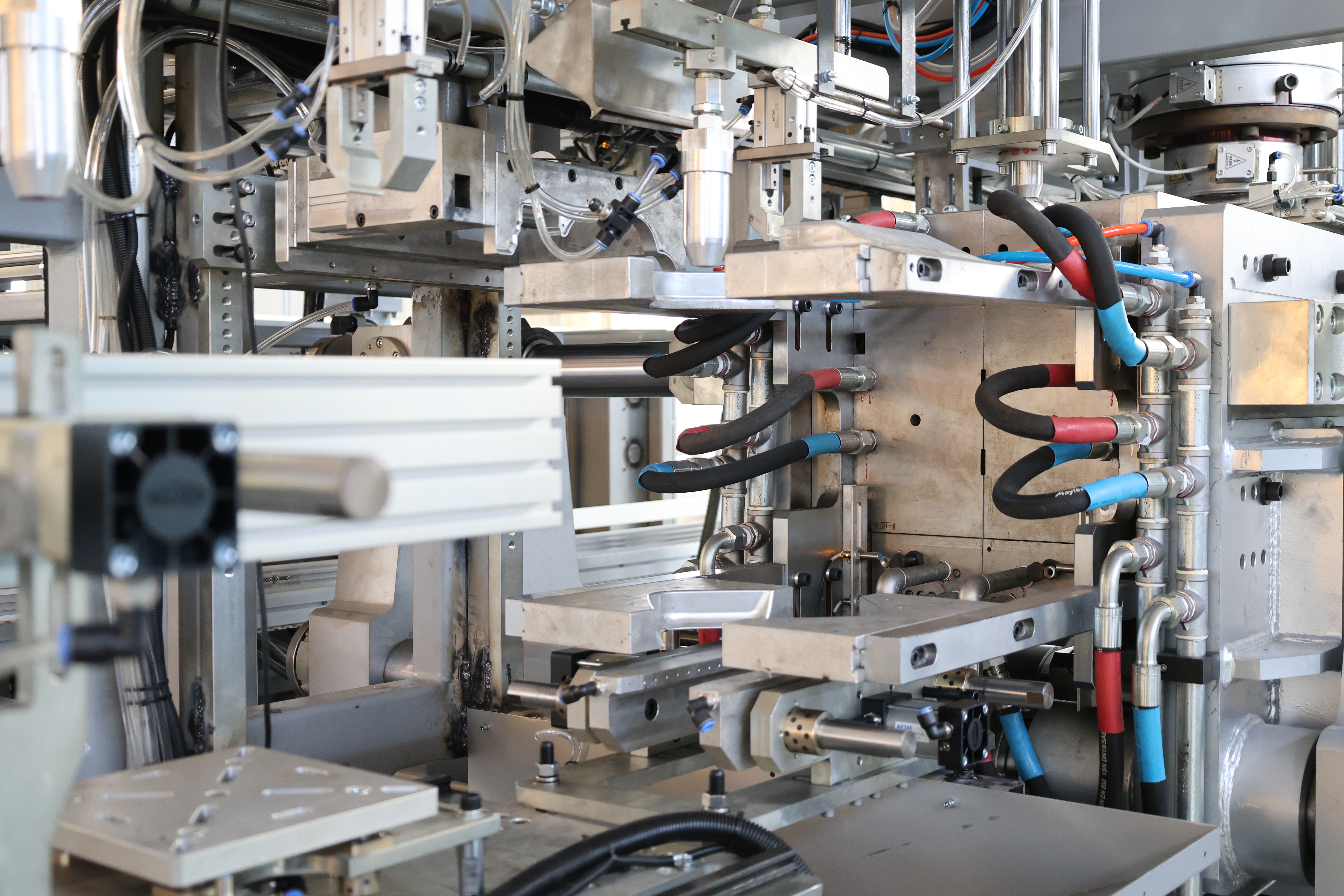 آلة التشكيل بالنفخ ذات المحطة المزدوجة سعة 30 لتر للتغليف الكيميائي 