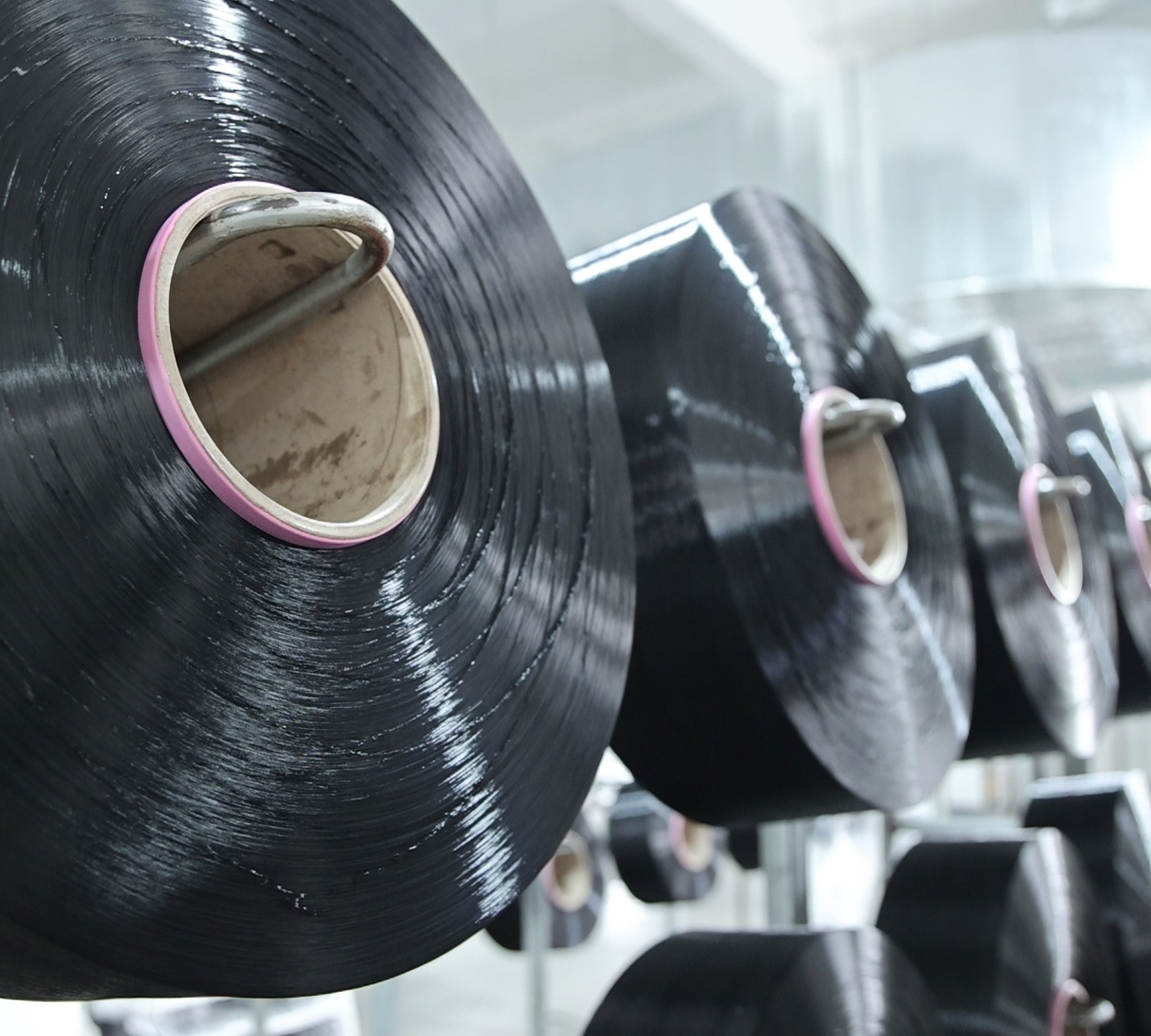 ماكينة غزل سوداء من جويل بيت