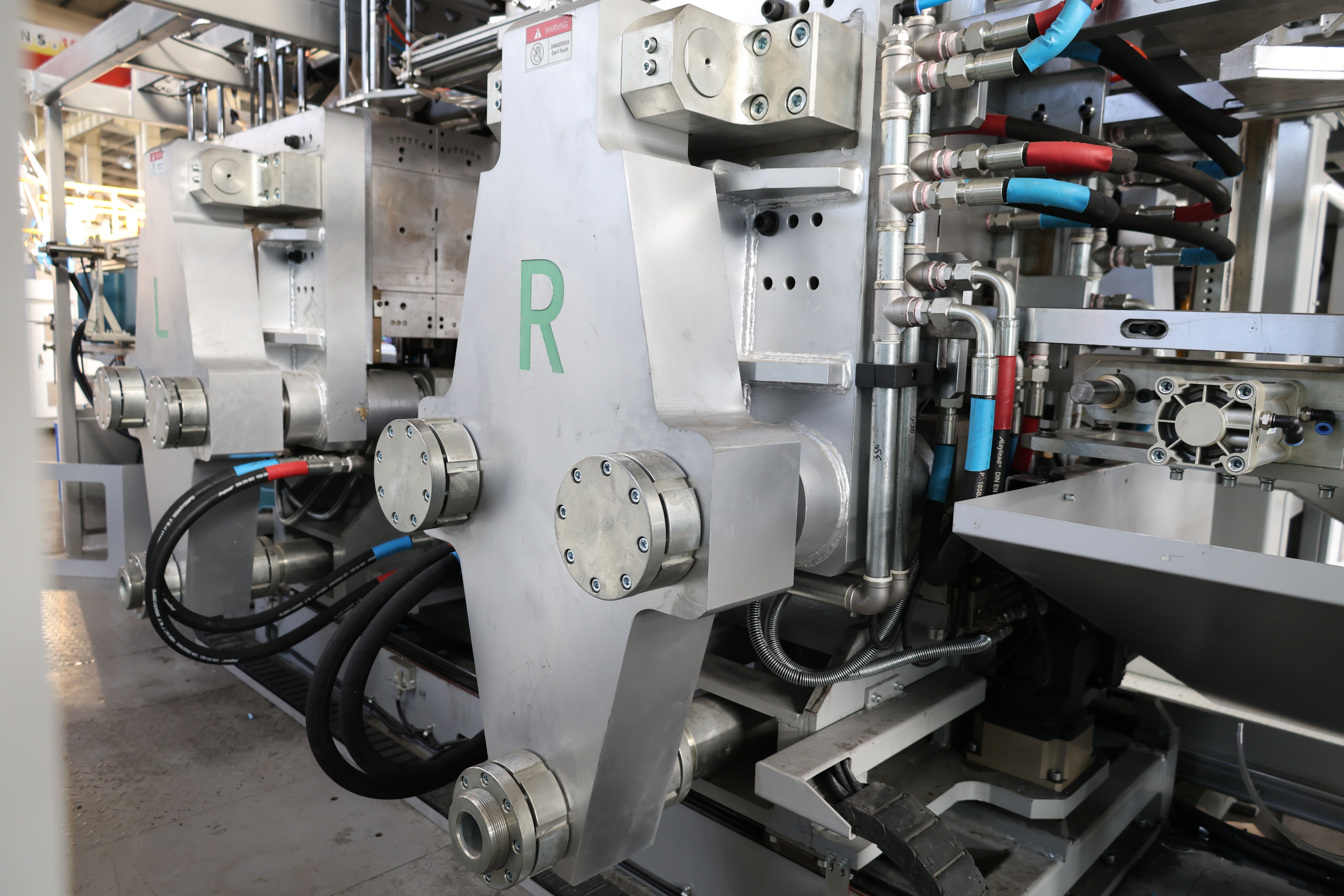 آلة التشكيل بالنفخ ذات المحطة المزدوجة سعة 30 لتر للتغليف الكيميائي 