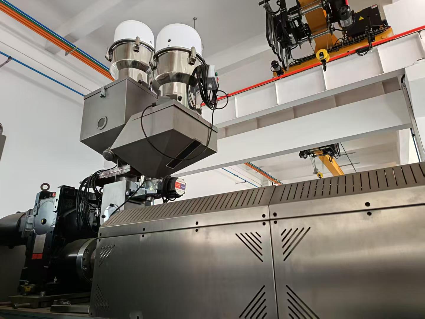 BFS حاوية بلاستيكية خالية من البكتيريا نظام النفخ والتعبئة والختم صنع الأمبولات الناعمة