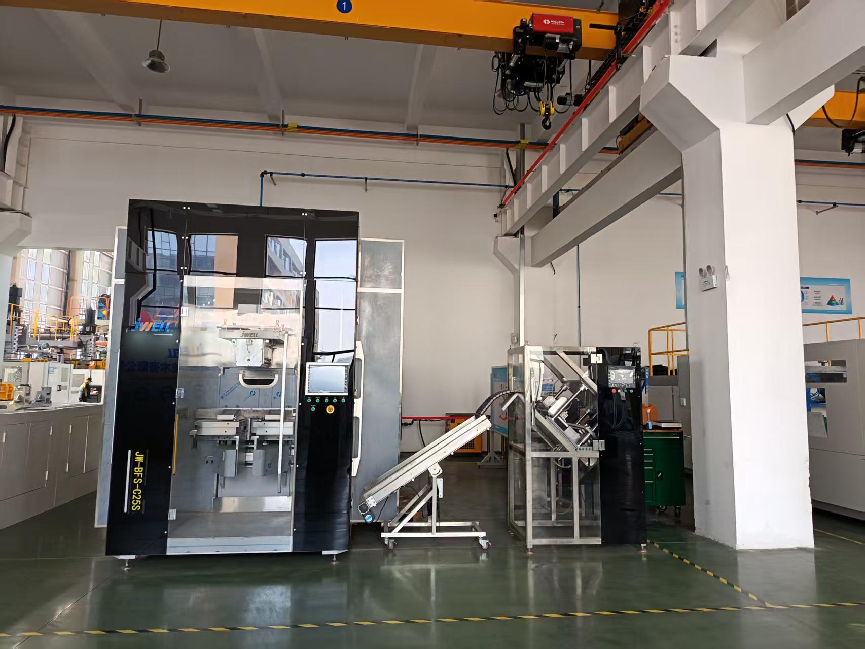 BFS آلة النفخ والتعبئة والختم التي يمكن التخلص منها متعددة التجويف آلة التعبئة والتغليف المعقمة بالقطارة / الماصة 